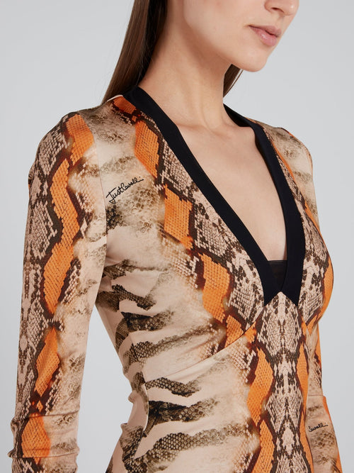 Бежевое платье с вырезом и змеиным принтом