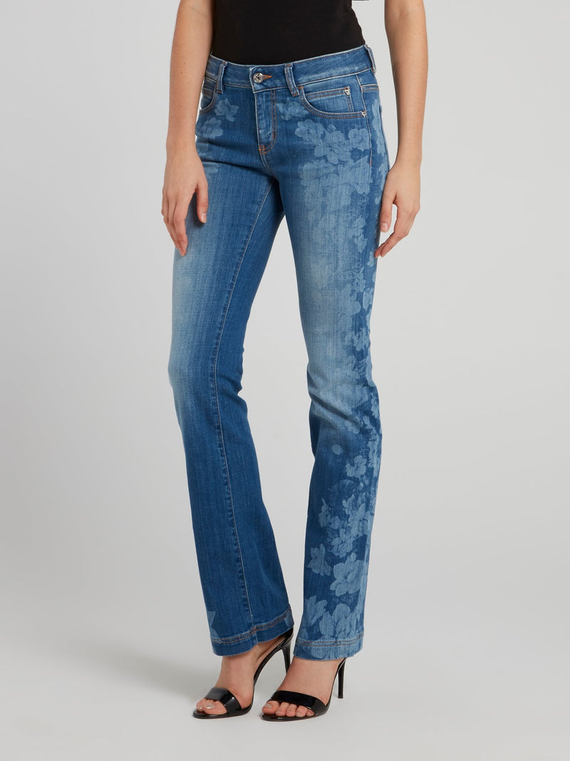 Синие джинсы с легким клешем и цветочным принтом