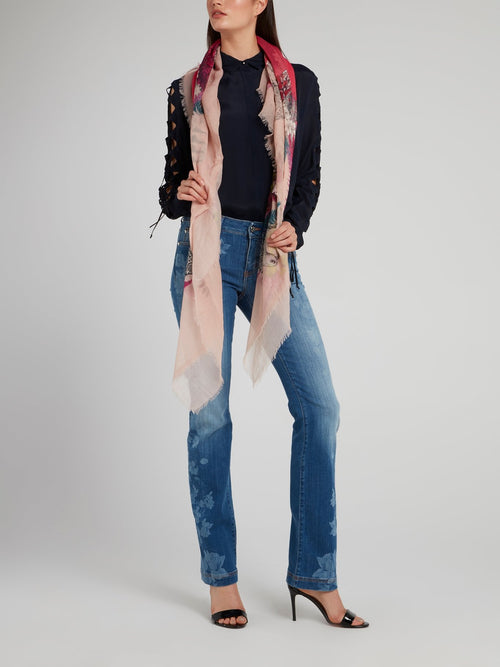 Синие джинсы с легким клешем и цветочным принтом