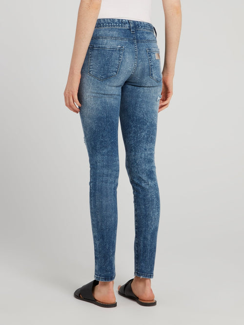 Синие джинсы с рваной отделкой