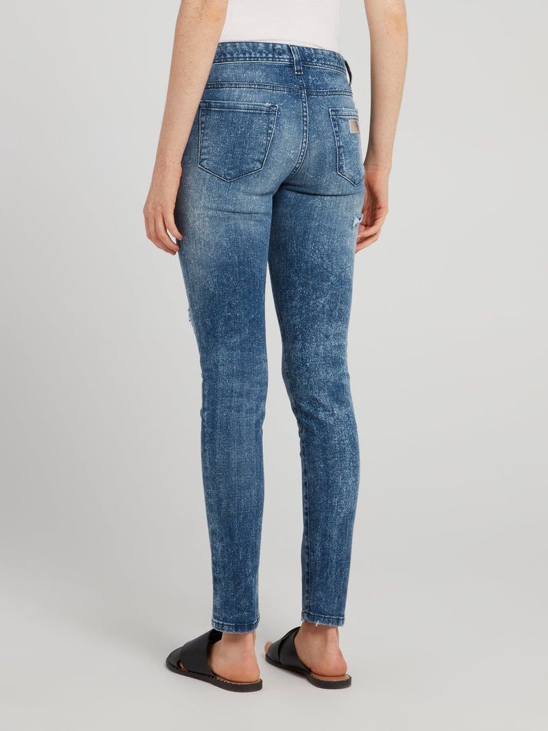 Синие джинсы с рваной отделкой