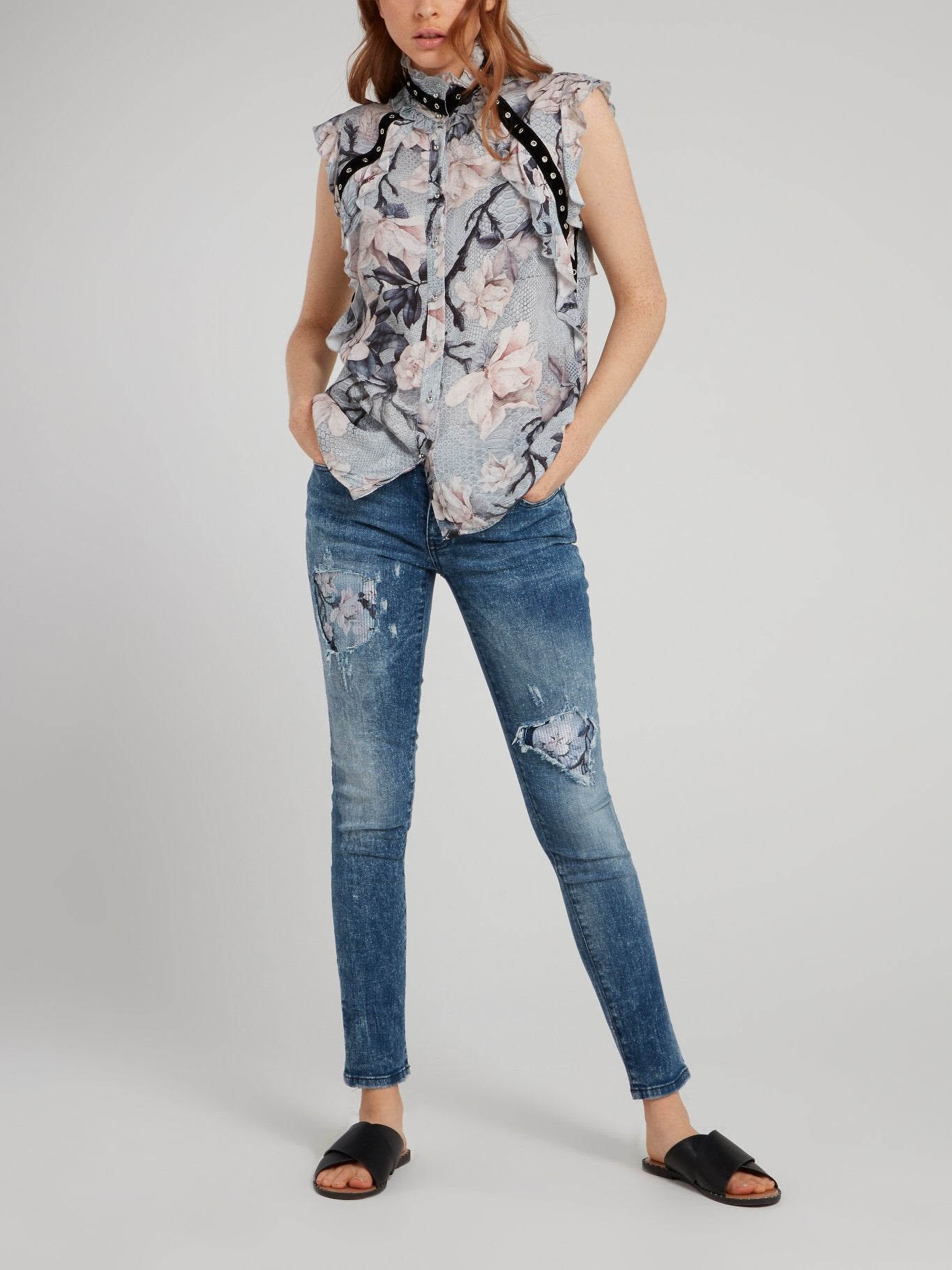 Синие джинсы с рваной отделкой