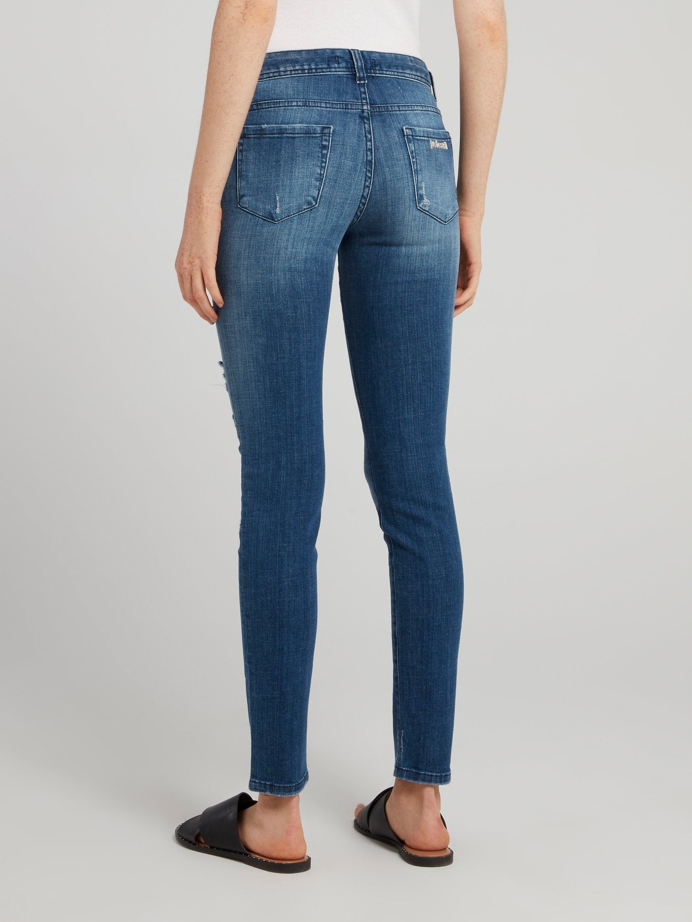 Синие джинсы с рваной отделкой