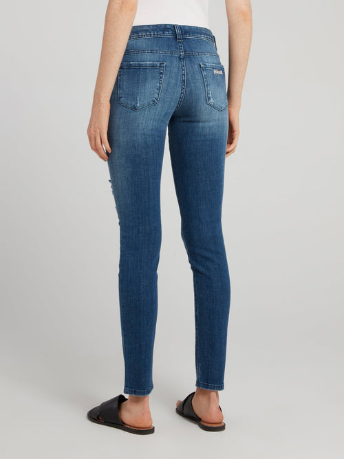 Синие джинсы с рваной отделкой