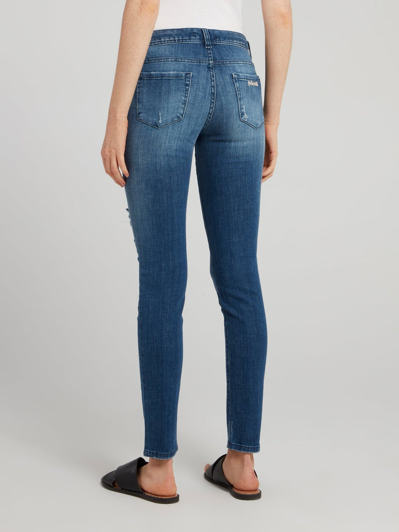 Синие джинсы с рваной отделкой