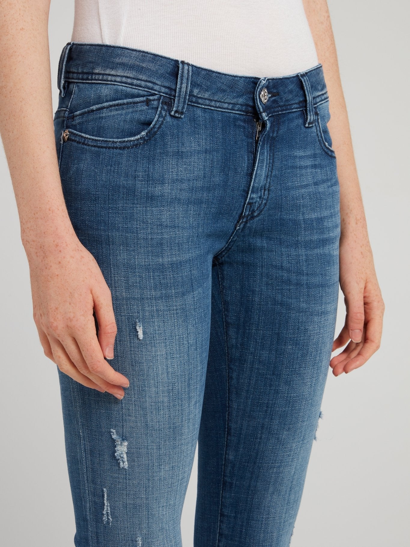 Синие джинсы с рваной отделкой