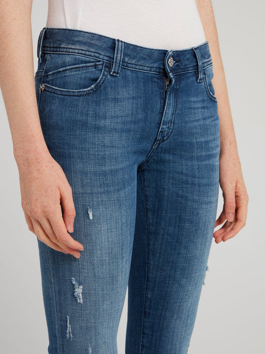 Синие джинсы с рваной отделкой