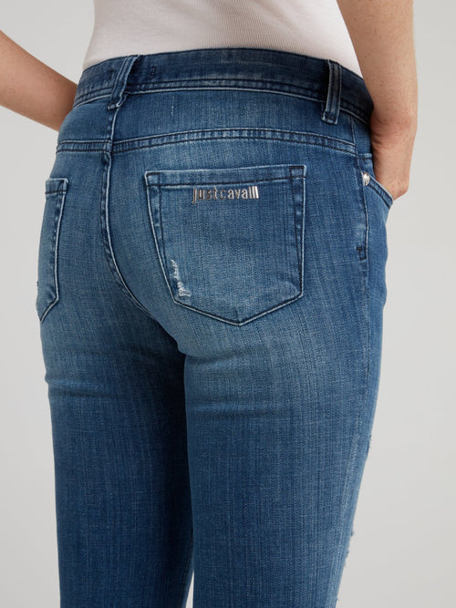 Синие джинсы с рваной отделкой