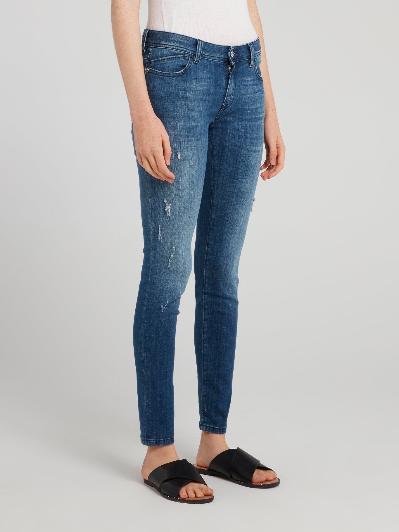 Синие джинсы с рваной отделкой