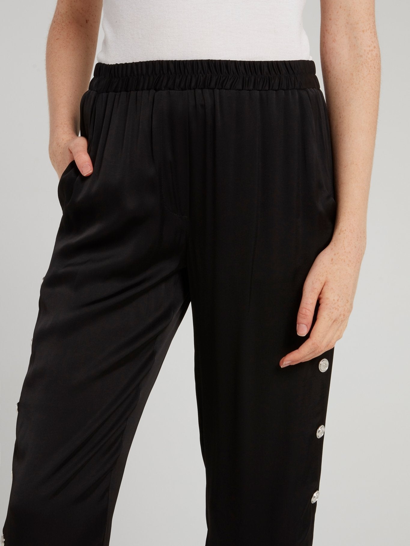 Черные зауженные брюки с пуговицами