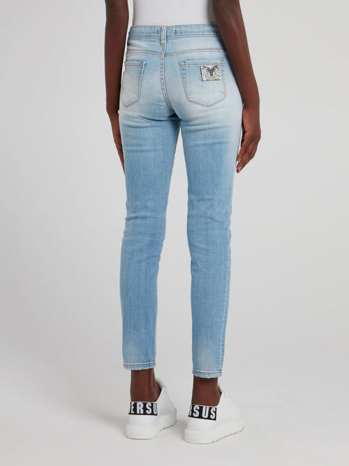 Синие джинсы с рваной отделкой и эффектом кислотной стирки