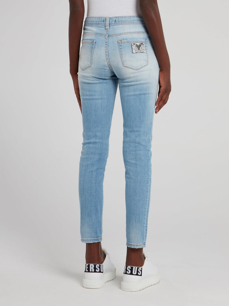 Синие джинсы с рваной отделкой и эффектом кислотной стирки