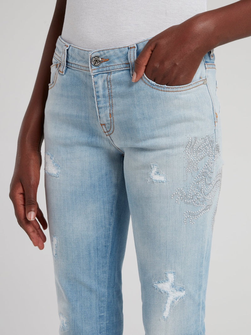 Синие джинсы с рваной отделкой и эффектом кислотной стирки