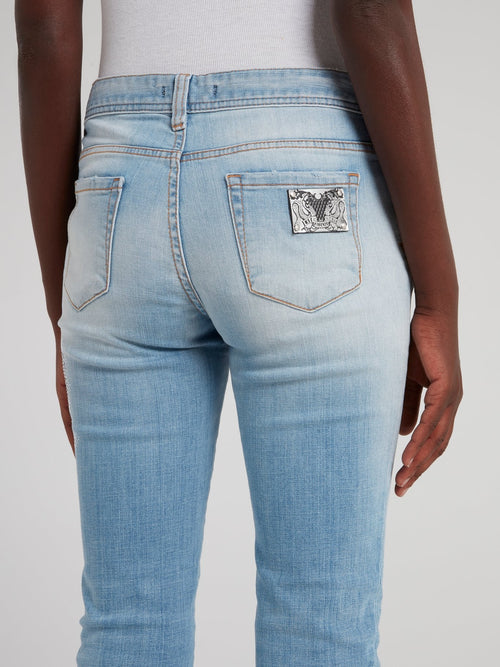 Синие джинсы с рваной отделкой и эффектом кислотной стирки