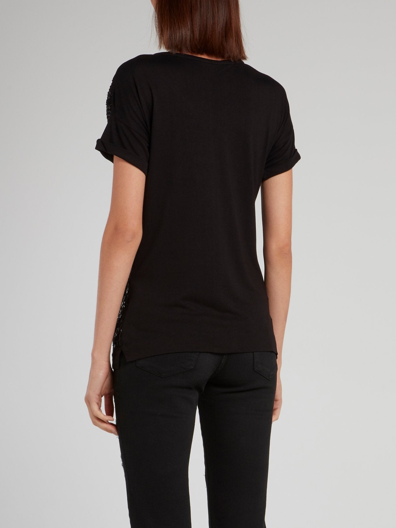 Черная блузка с глубоким круглым вырезом и вышивкой бисером