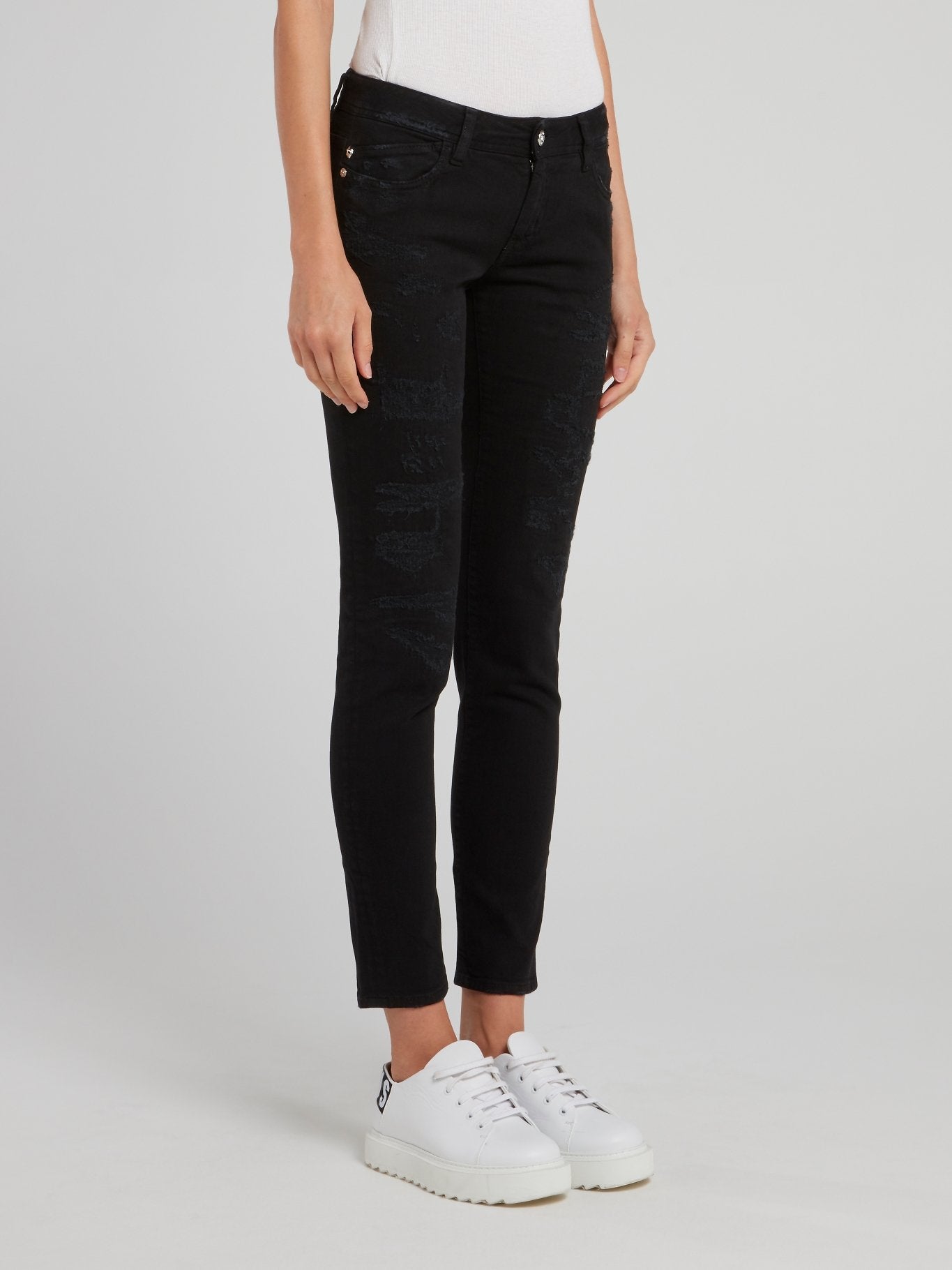 Черные укороченные джинсы с рваной отделкой