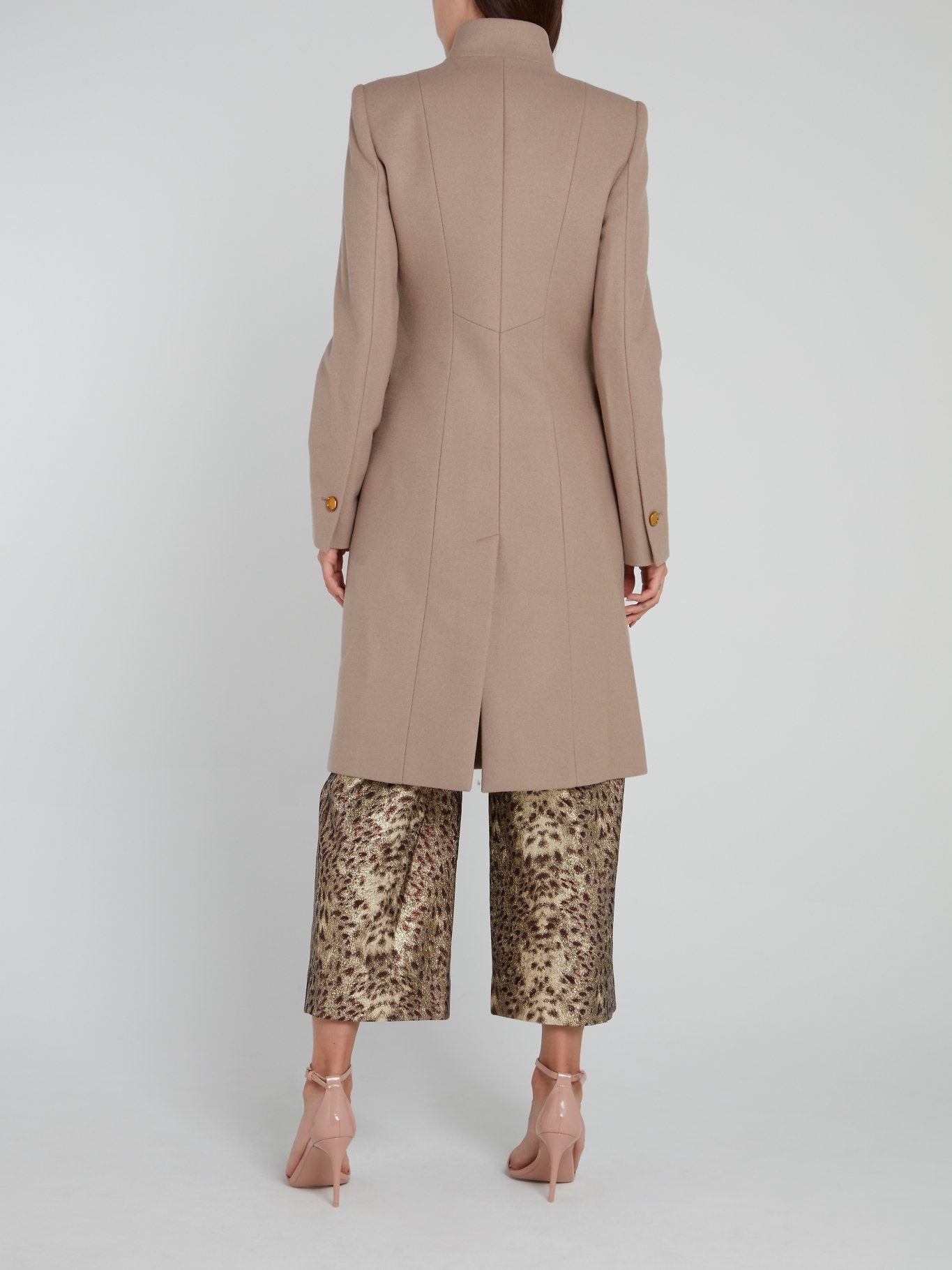 Коричневый плащ с оборками