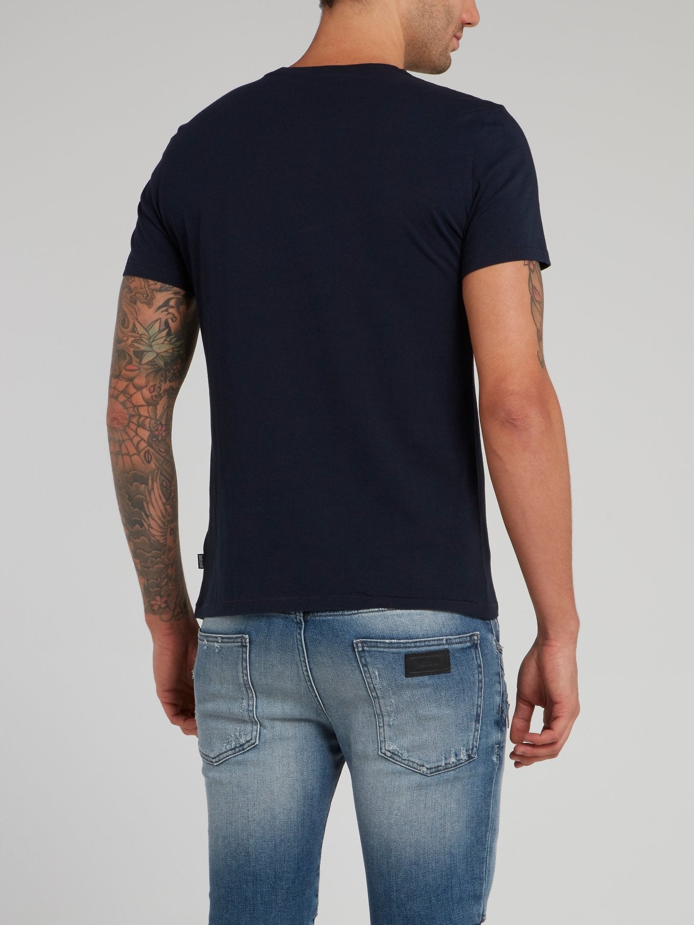 Темно-синяя футболка с изображением черепа