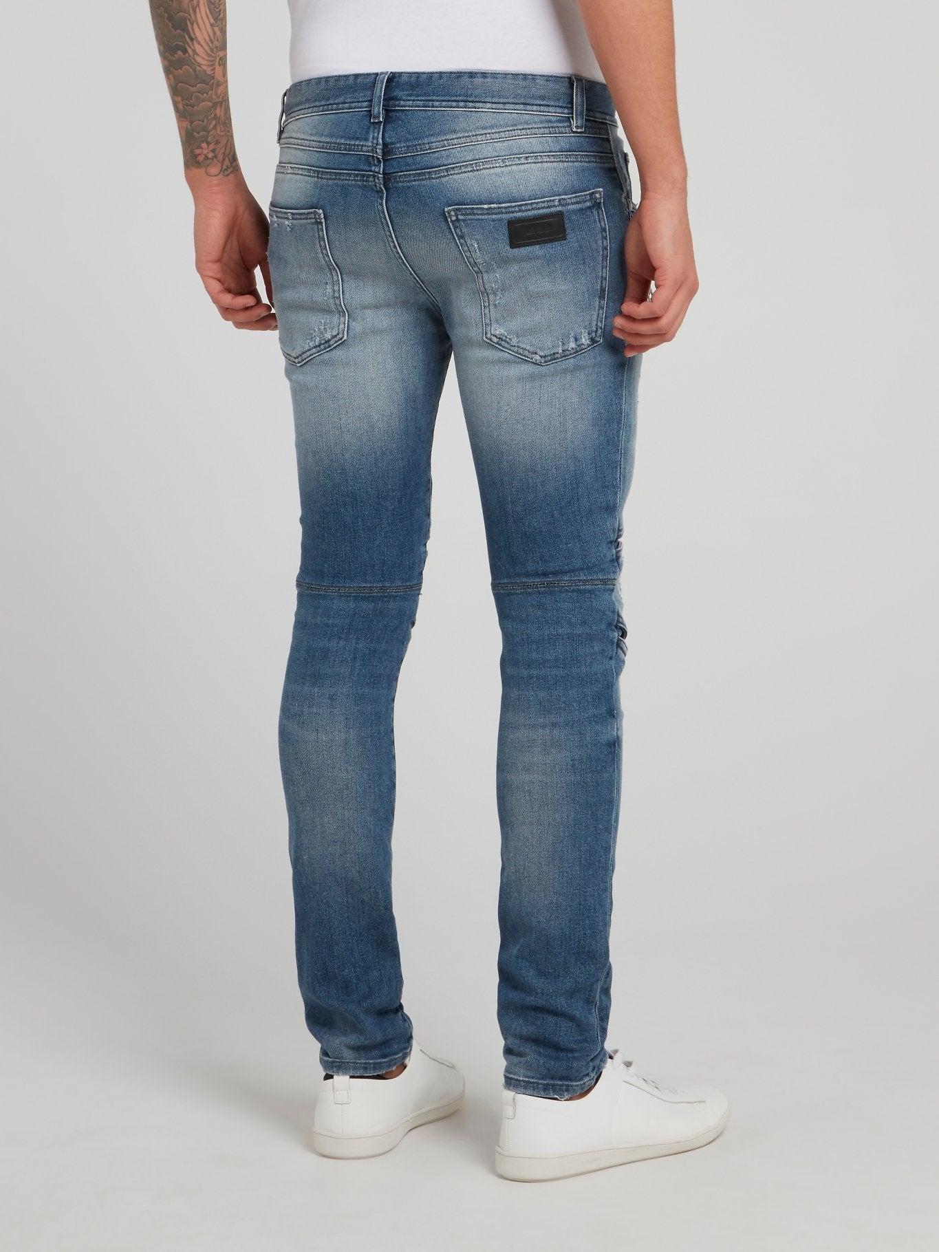 Синие джинсы с рваной отделкой