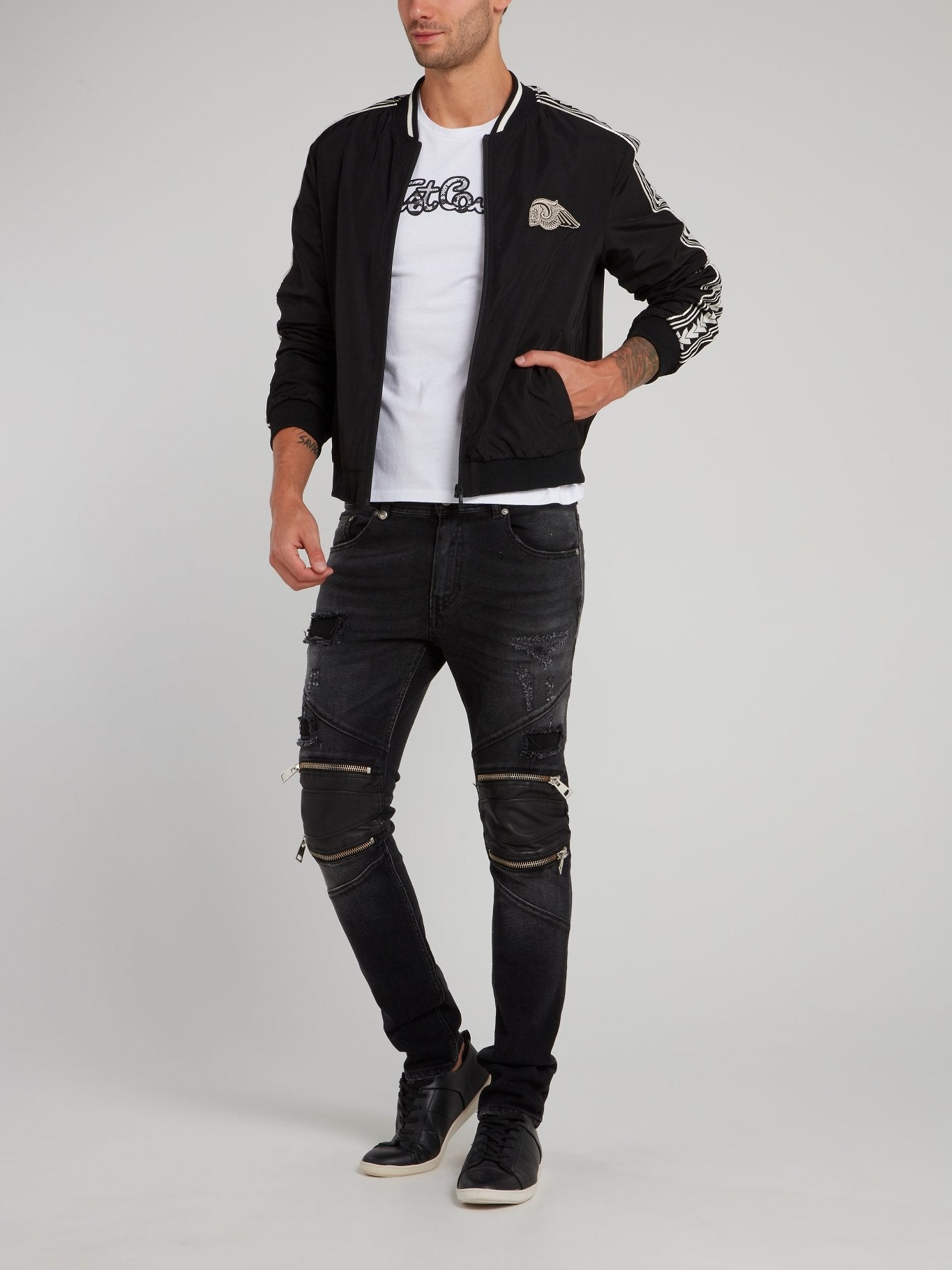Черный бомбер с полоской на рукавах