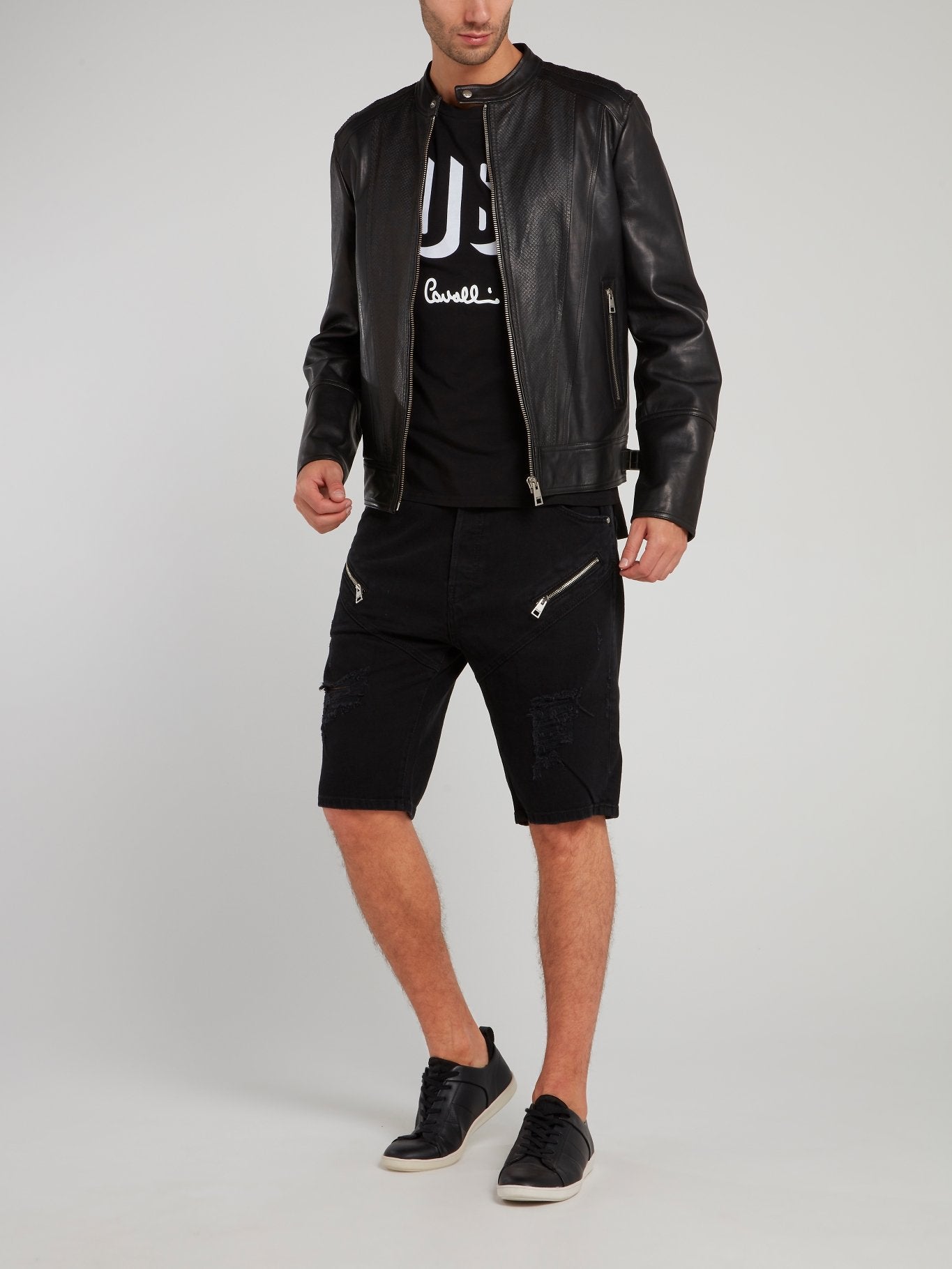 Черная футболка с логотипом