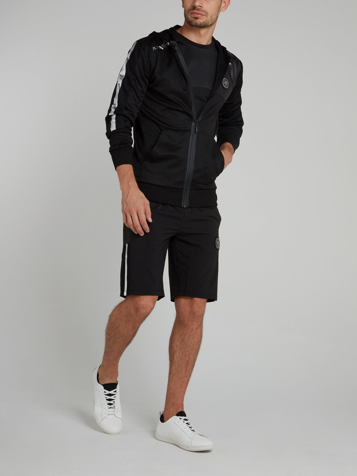 Черная спортивная куртка с капюшоном