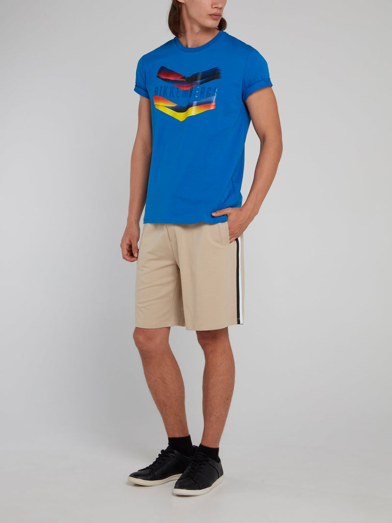 Синяя футболка с шевроном и логотипом