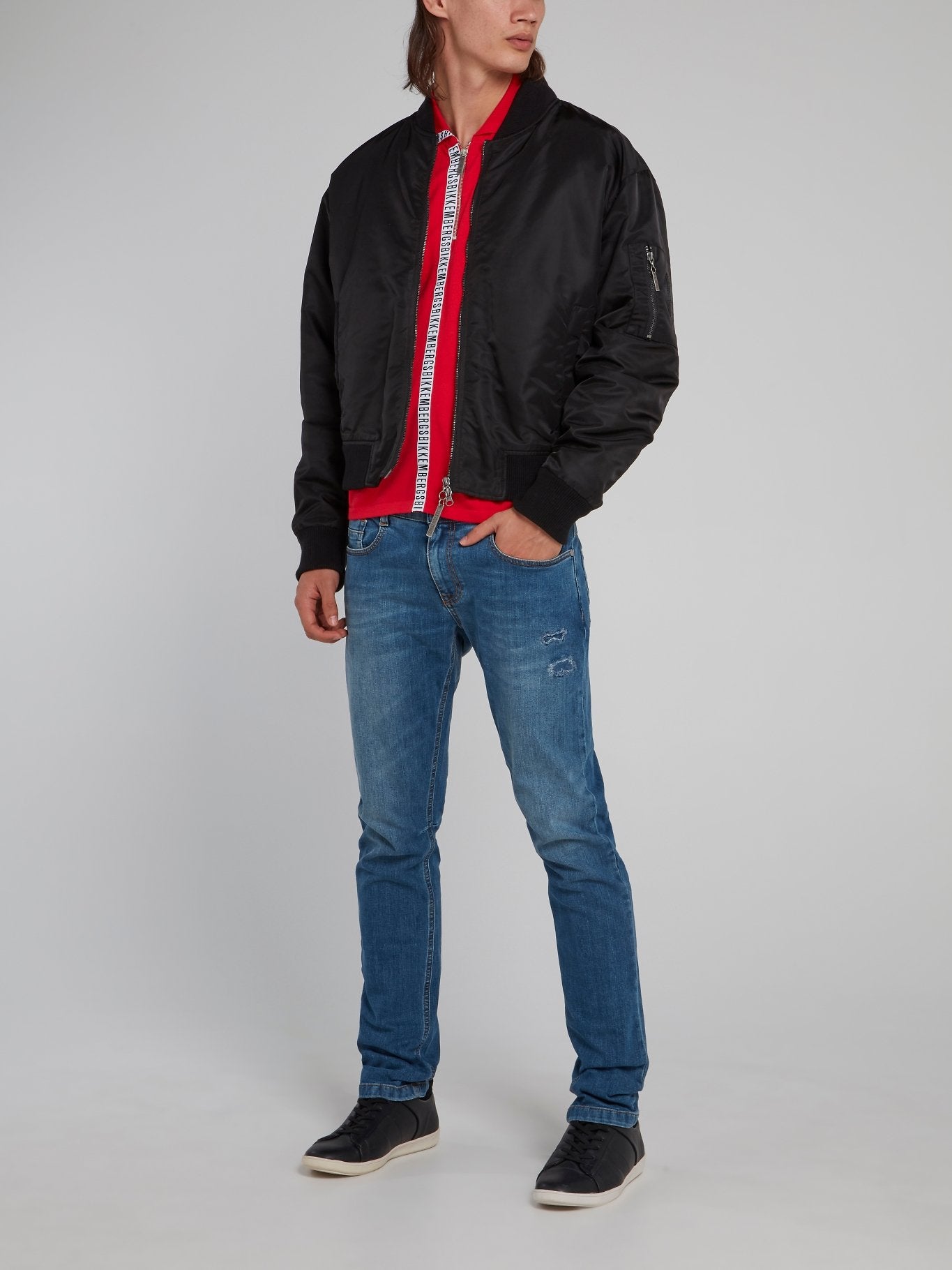 Темно-синие облегающие джинсы