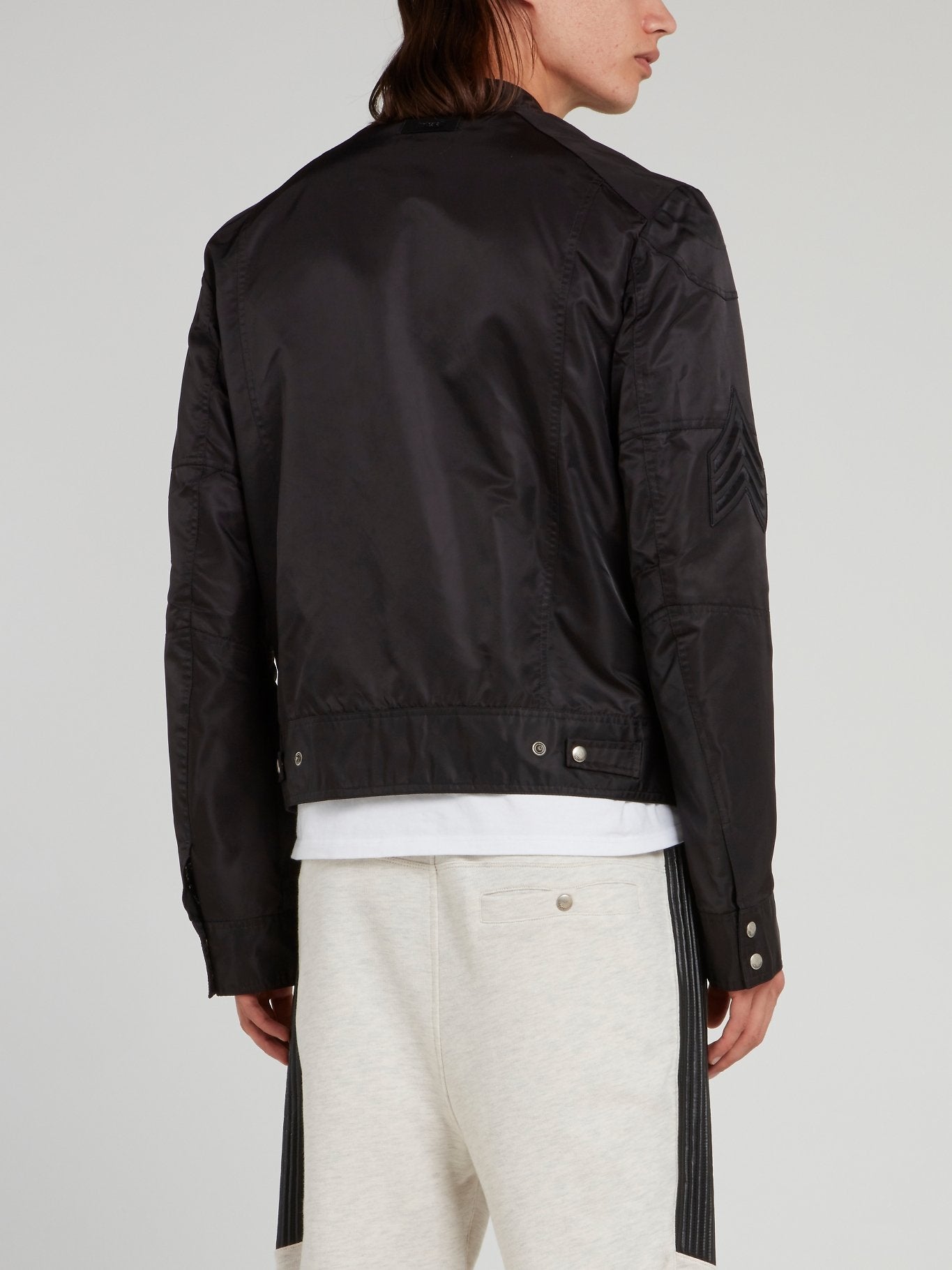 Черная спортивная куртка с застежкой на воротнике