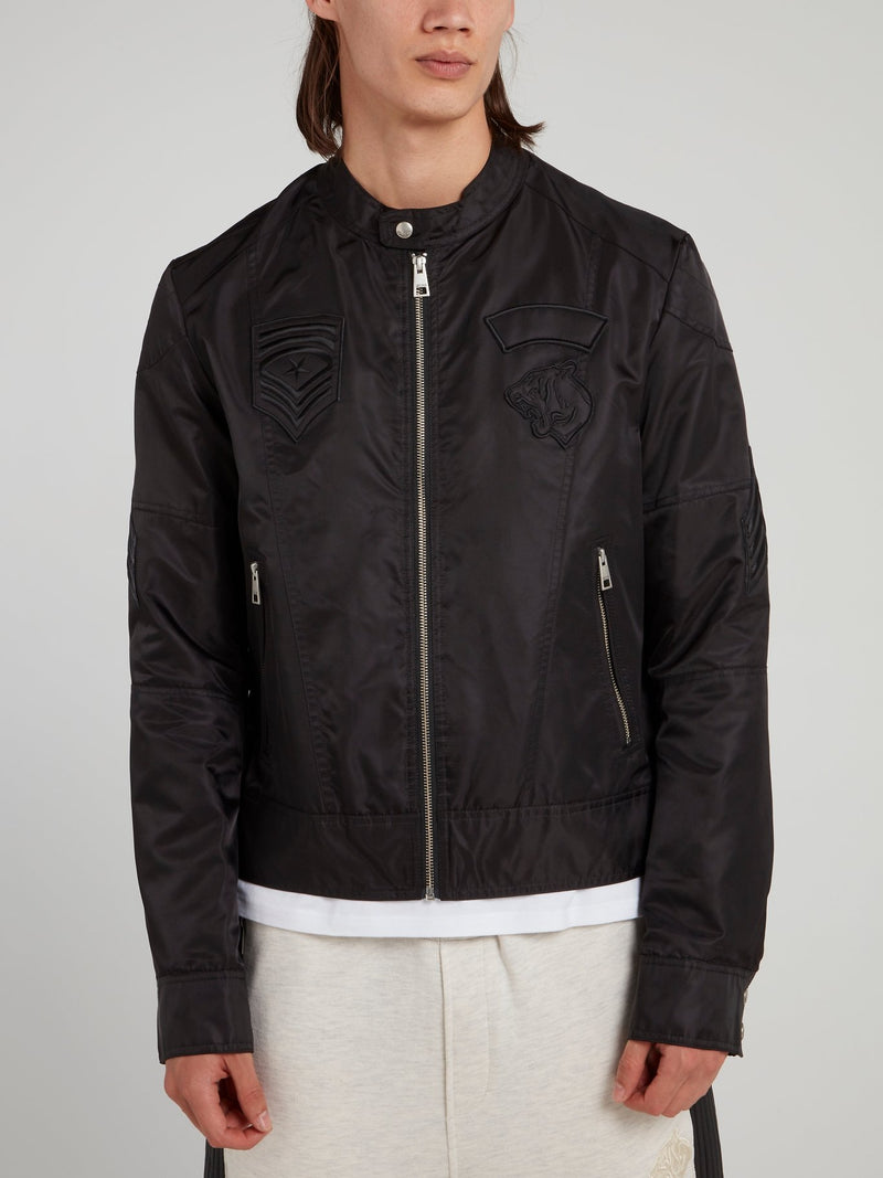 Черная спортивная куртка с застежкой на воротнике