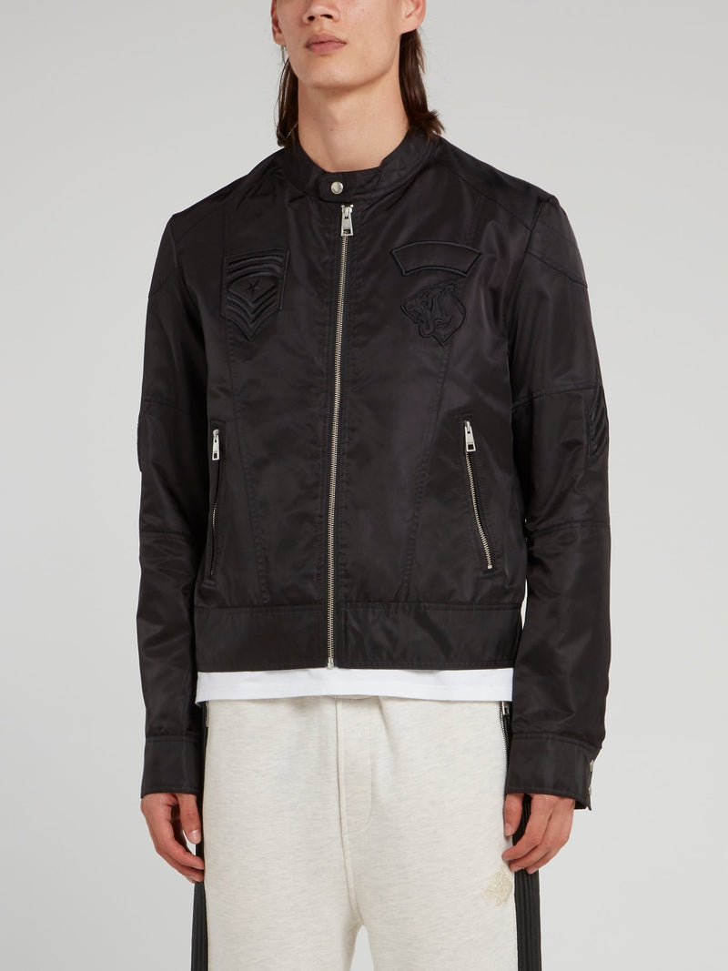 Черная спортивная куртка с застежкой на воротнике