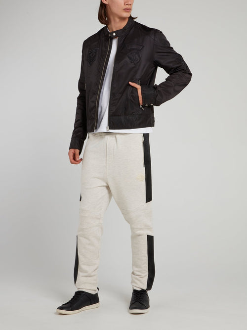 Черная спортивная куртка с застежкой на воротнике