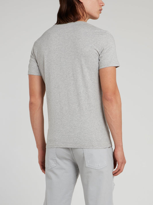 Серая футболка с логотипом в виде змей