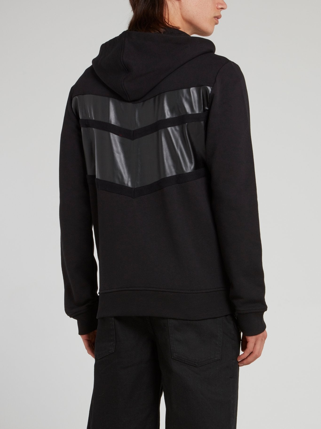 Черная спортивная куртка с кожаными вставками