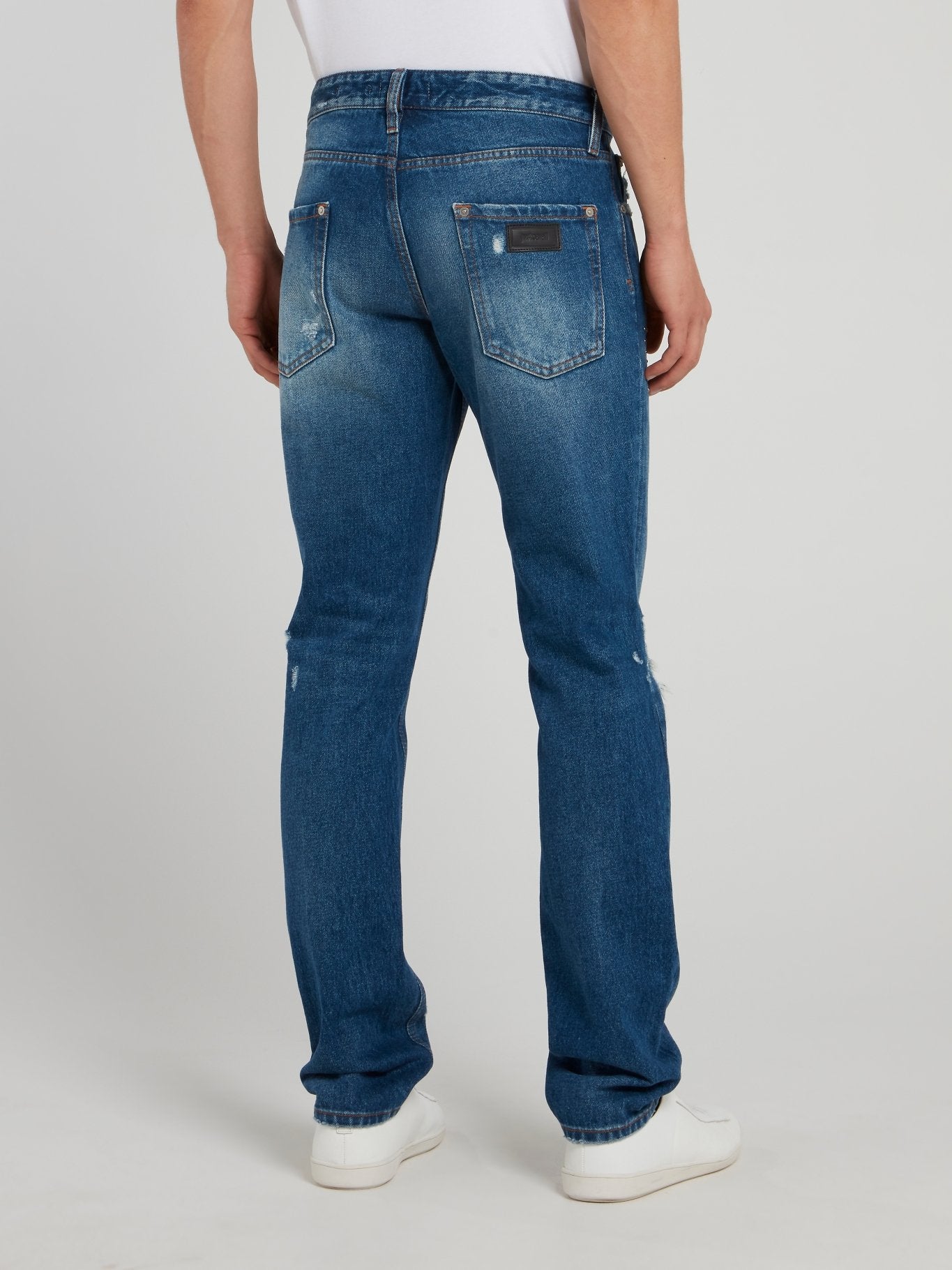 Синие джинсы с рваной отделкой и стразами