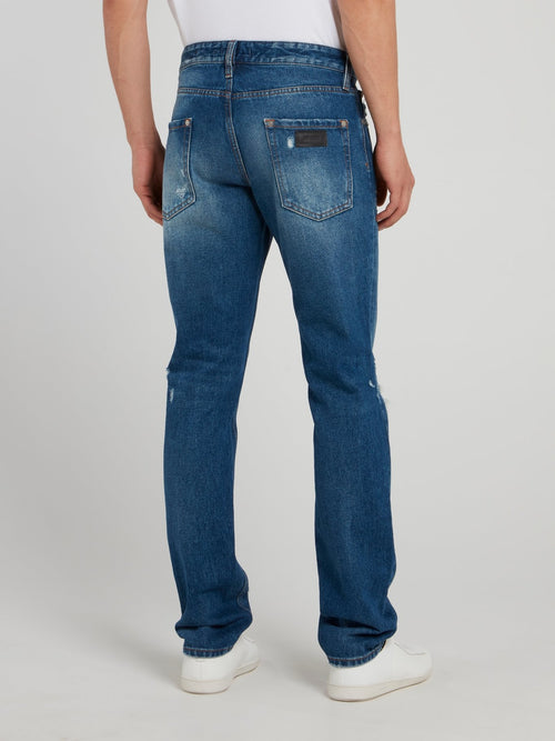 Синие джинсы с рваной отделкой и стразами