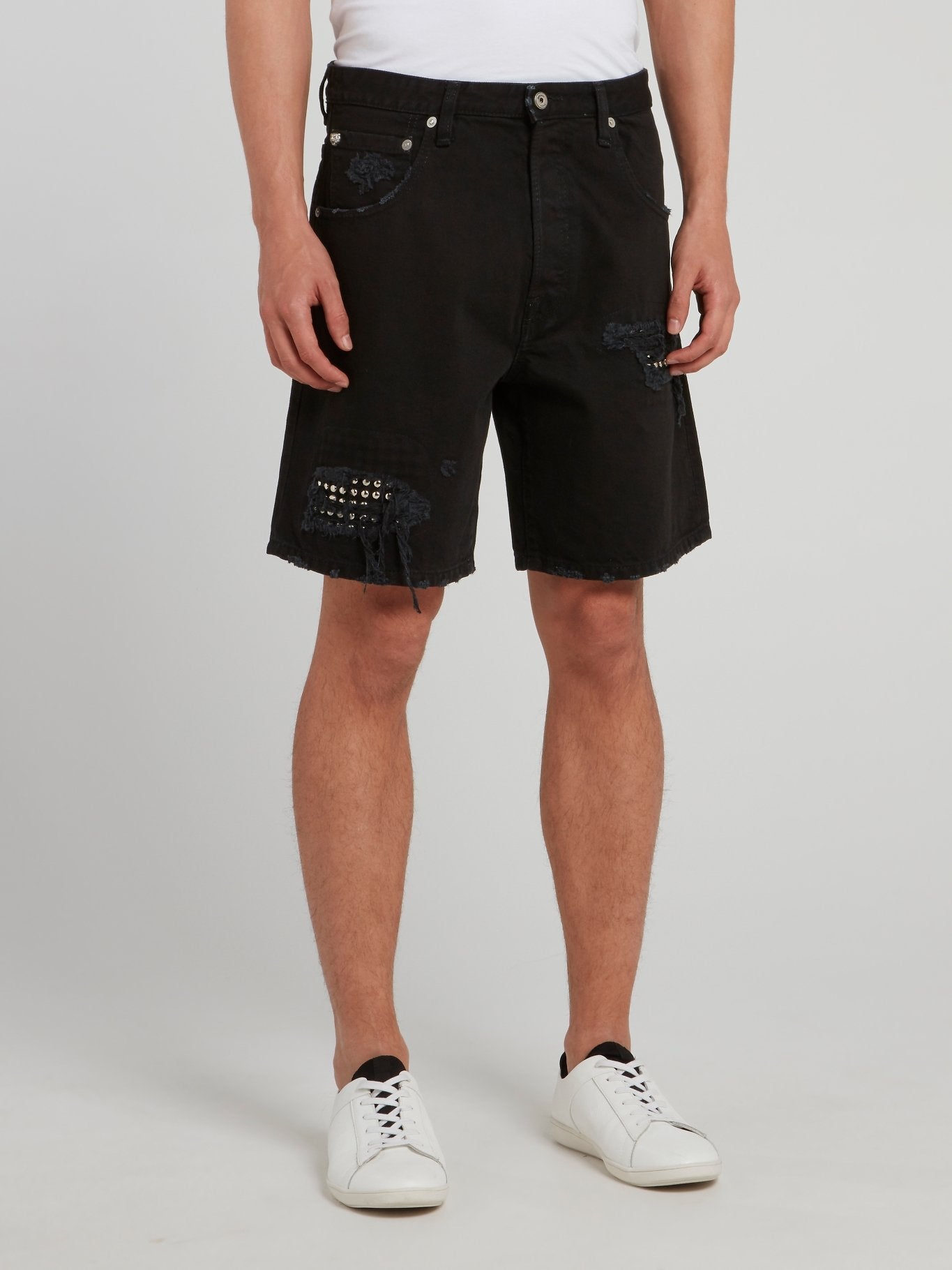 Черные шорты с рваной отделкой и стразами