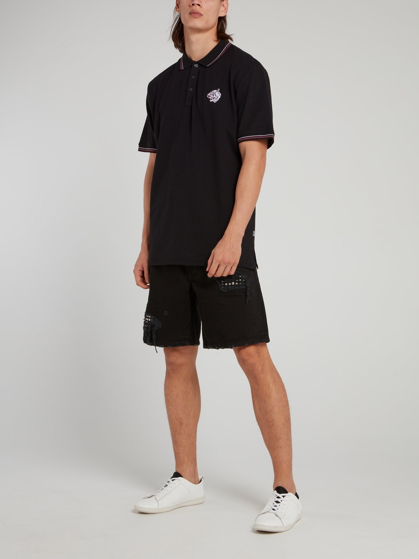 Черные шорты с рваной отделкой и стразами