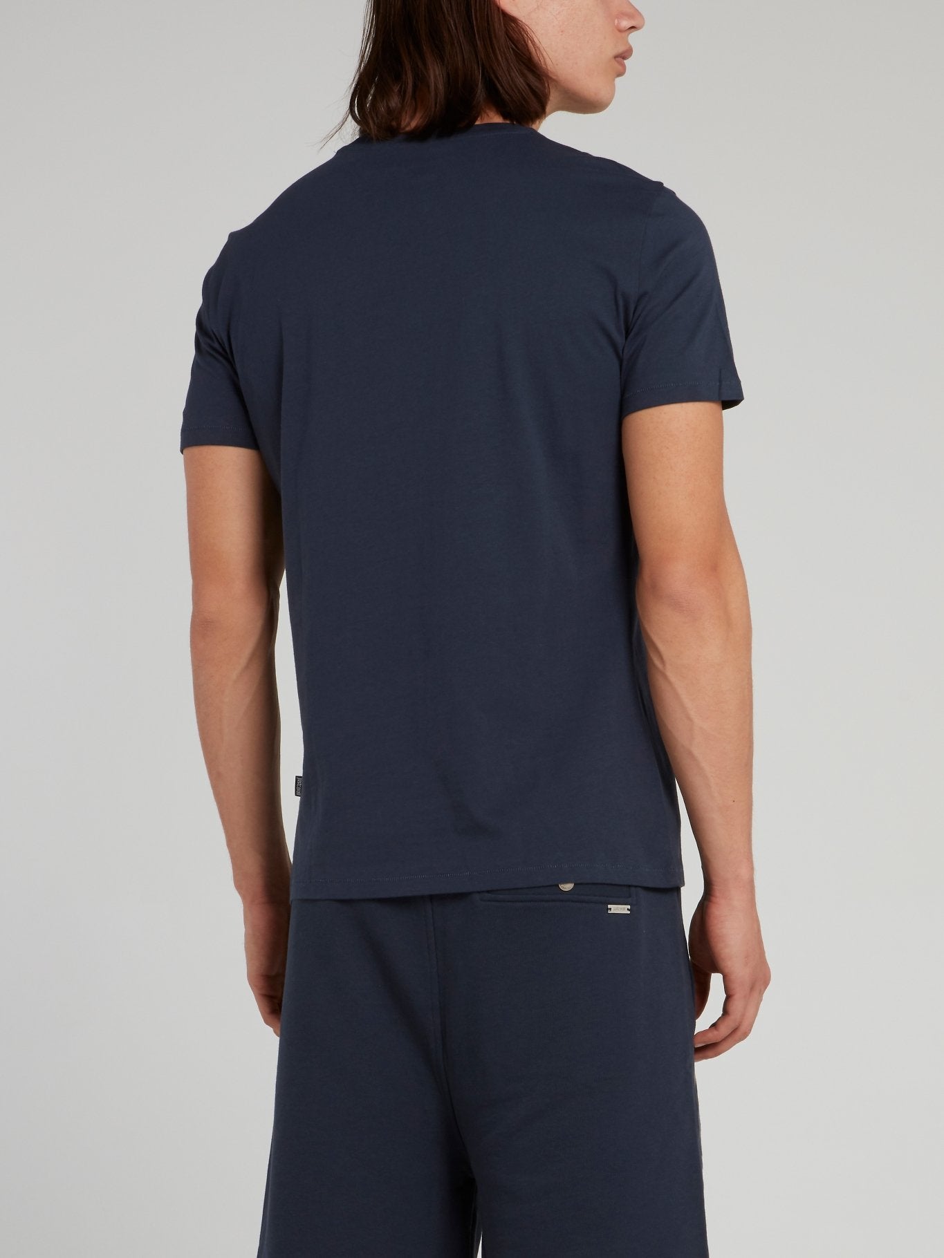 Темно-синяя футболка с рисунком