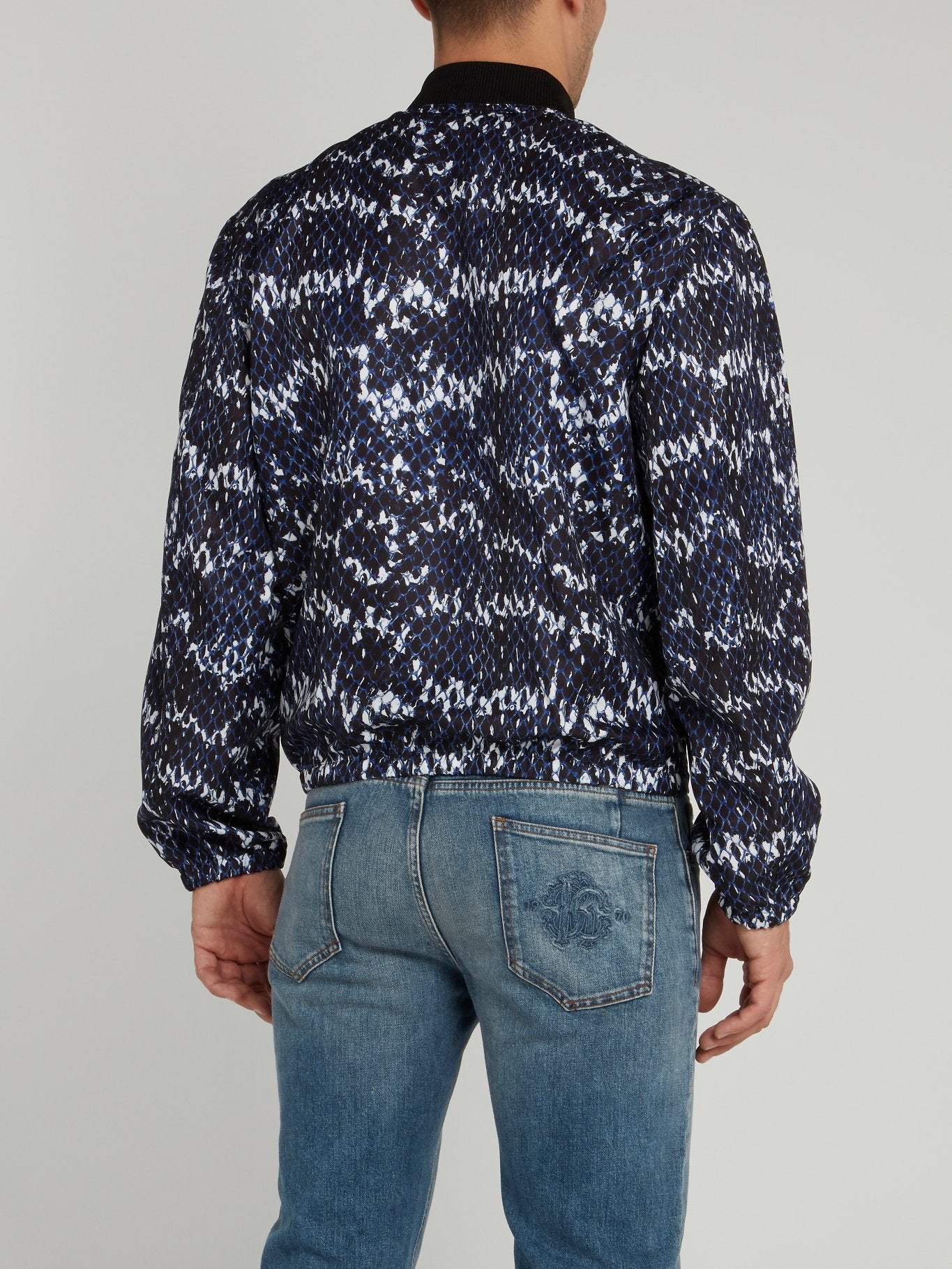 Бомбер с эффектом змеиной кожи