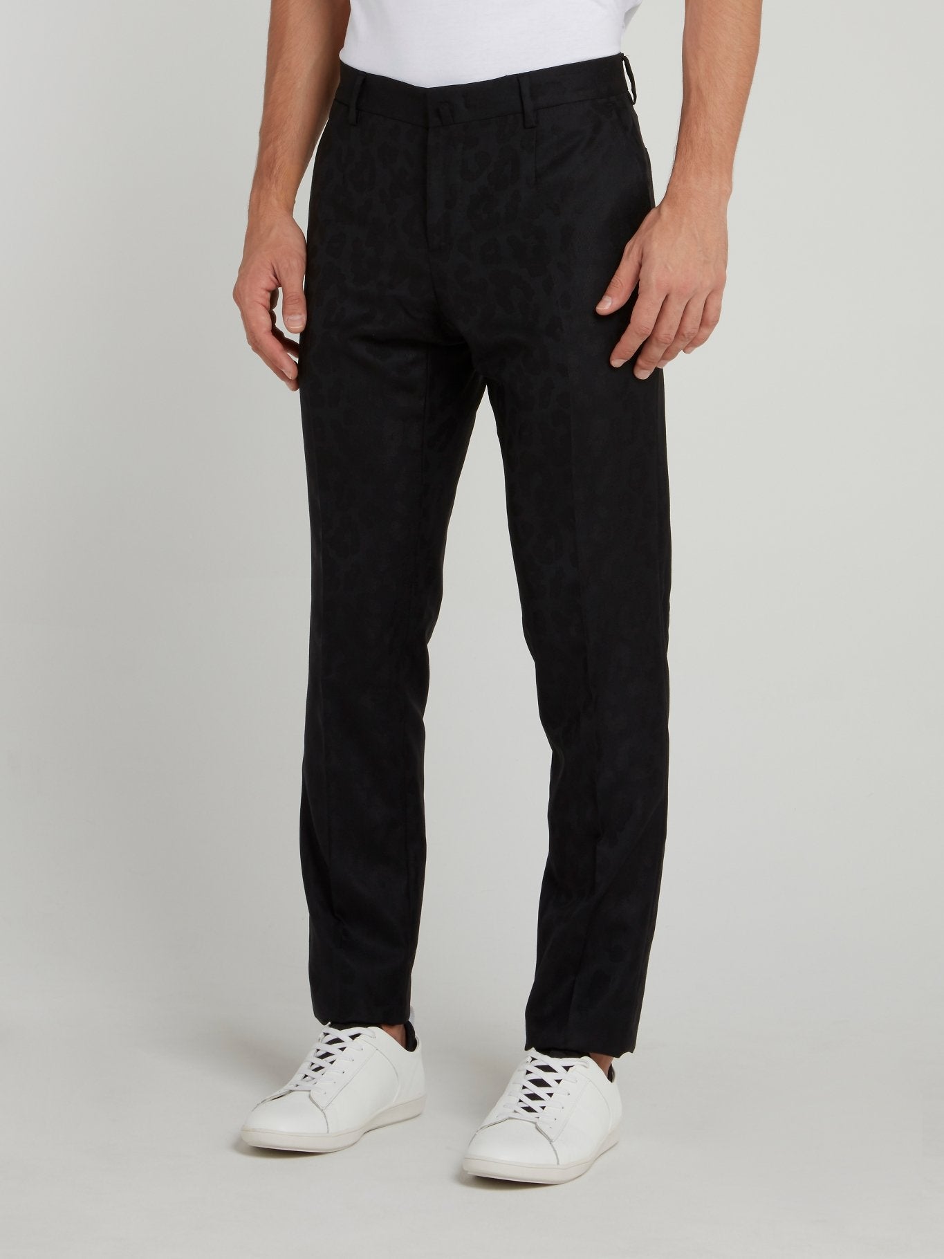 Черный костюм с леопардовым принтом