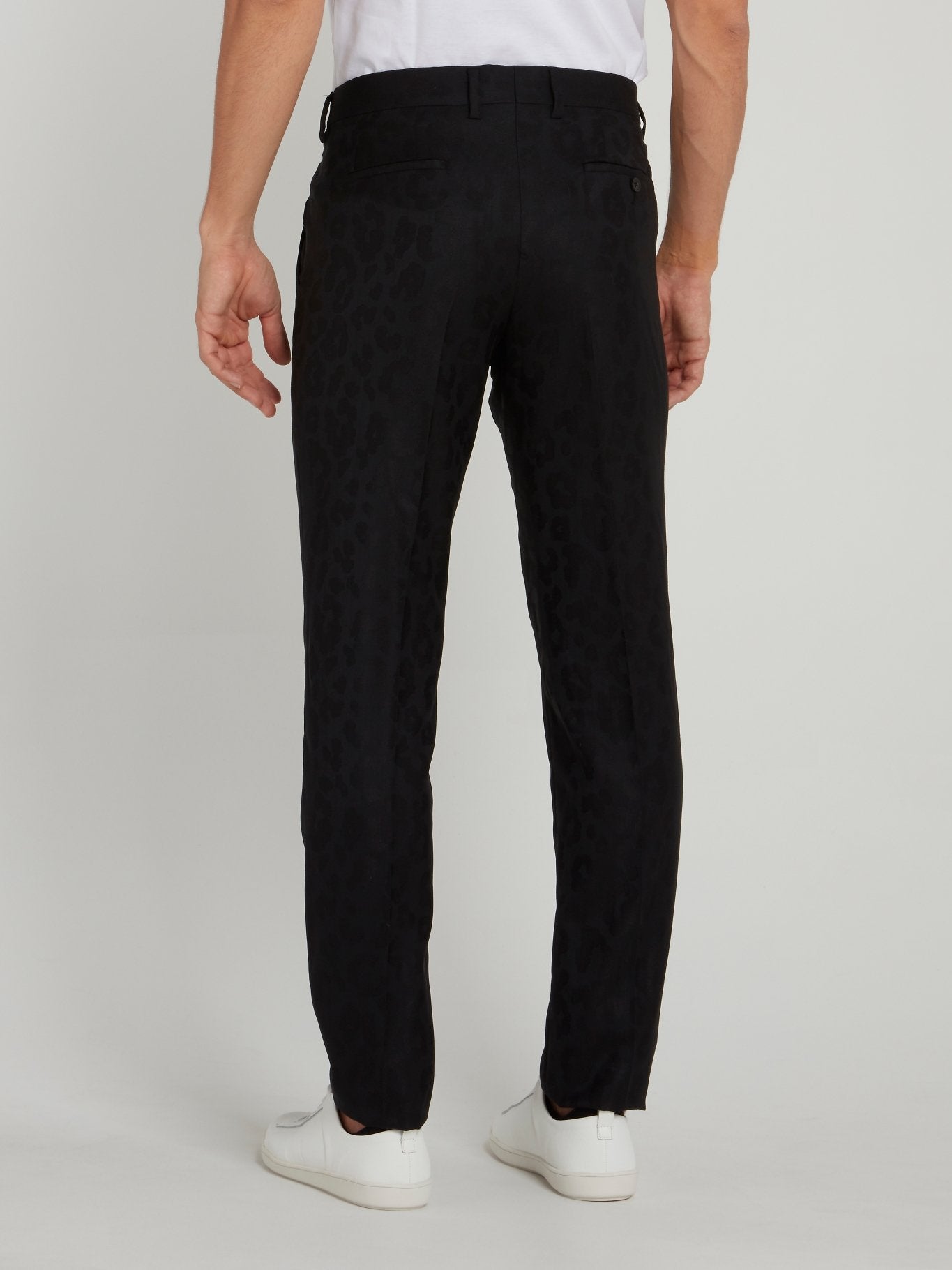 Черный костюм с леопардовым принтом