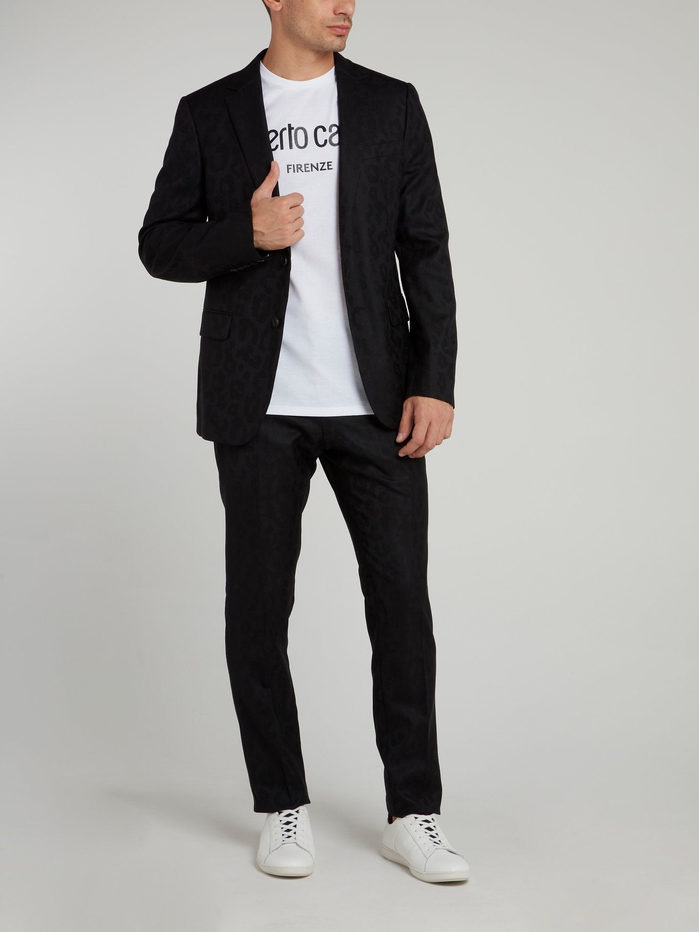 Черный костюм с леопардовым принтом