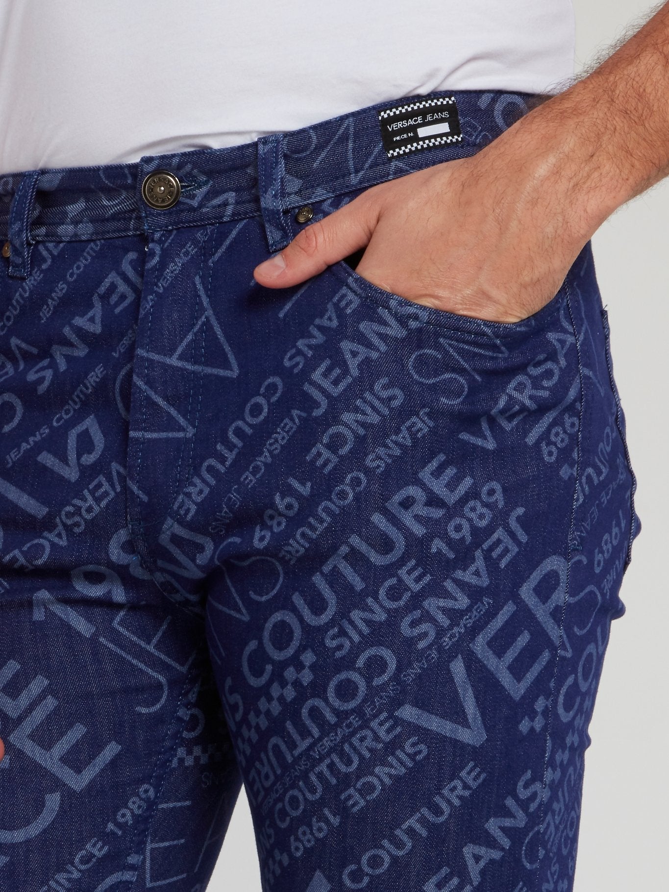 Темно-синие джинсы с монограммой