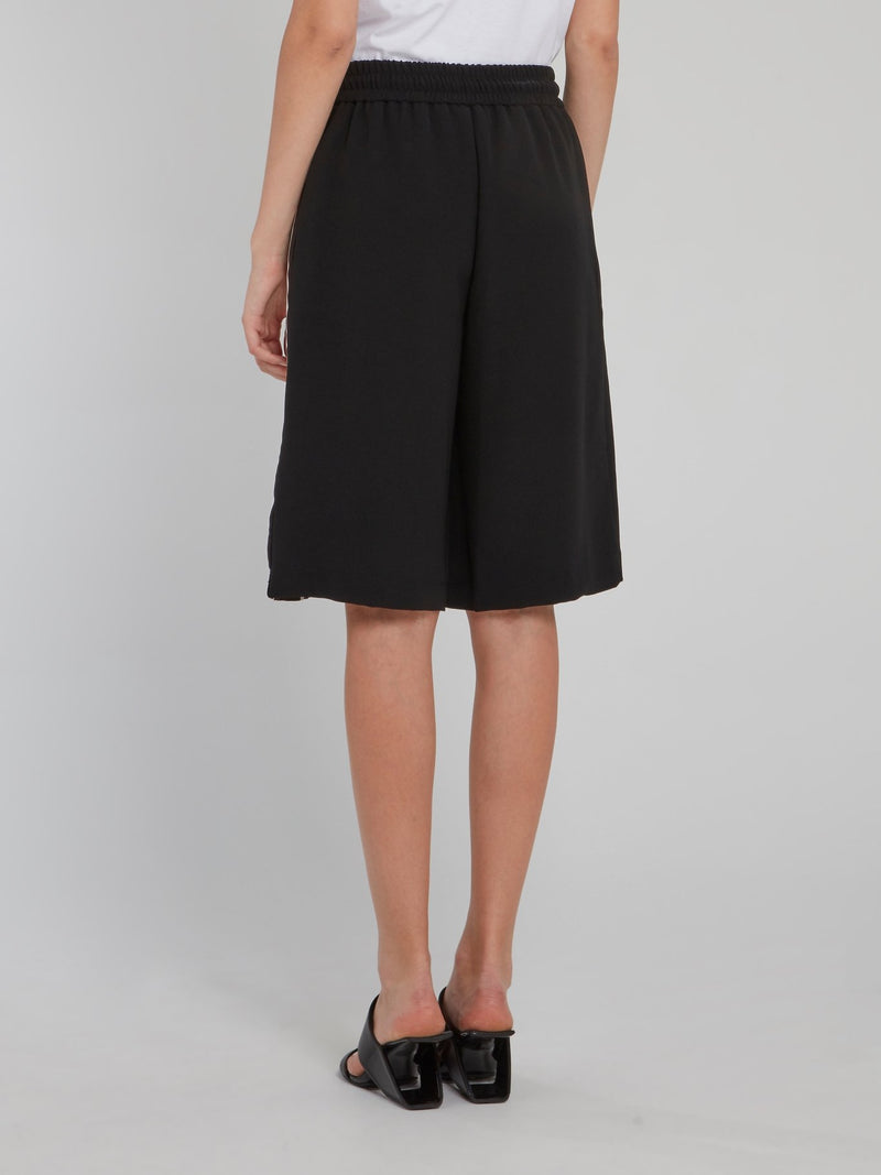 Черные шорты с лампасами и логотипом