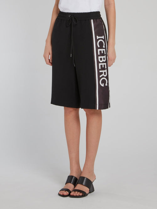 Черные шорты с лампасами и логотипом