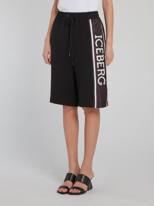 Черные шорты с лампасами и логотипом