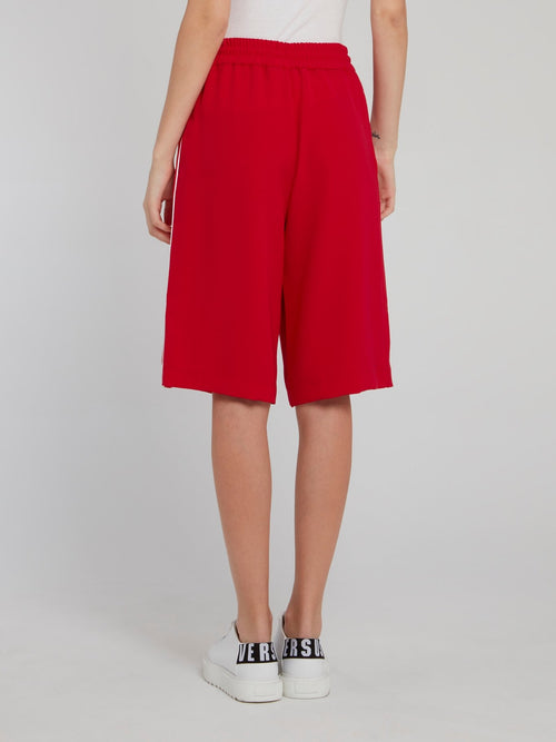 Красные шорты с логотипом на лампасах