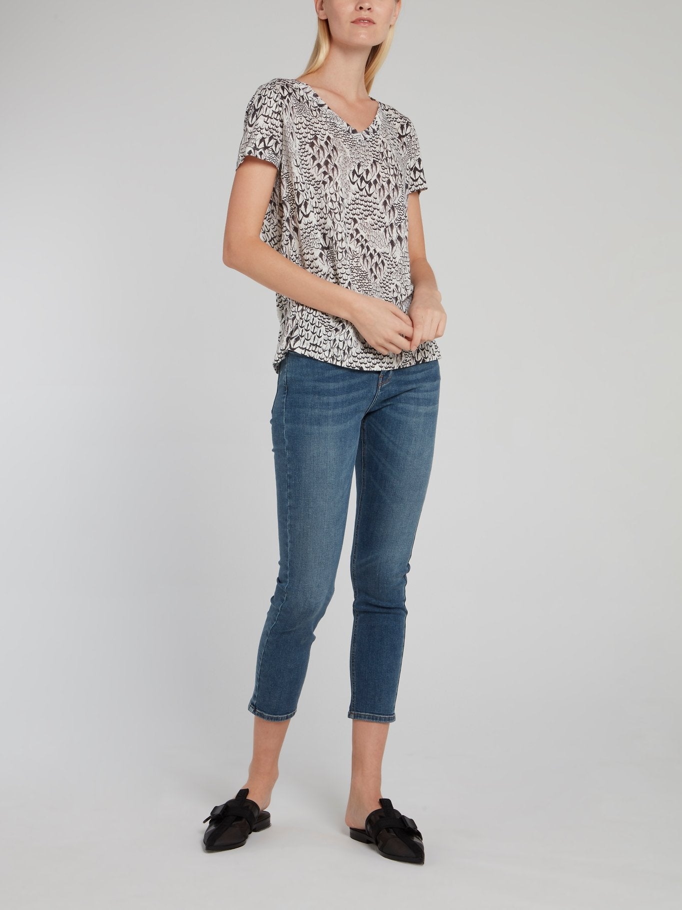 Льняная футболка с принтом и V-образным вырезом