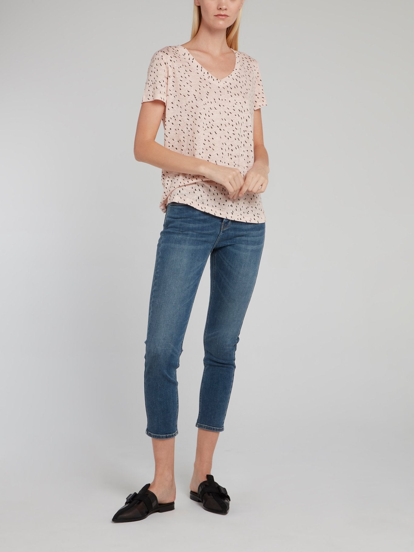 Бежевая льняная футболка с V-образным вырезом